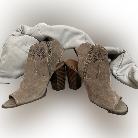 Lucky Brand Floral Embroidery Stone Suede Peep-Toe Zip Bootie Size 6 - Picture 3 of 7